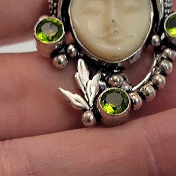 Vintage Carved Face Ring with Peridot Accents, Silver Jewelry - Picture 6 of 10